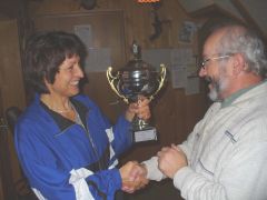 Schtzenmeisterin Centa Glckler berreicht Karl Baab aus Apfeldorf den Lechpokal 2006