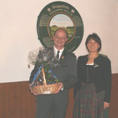 Alois Spie mit dem Geschenkkorb (berreicht durch Centa Glckler)