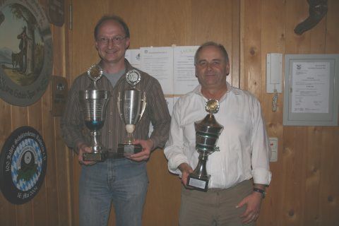 Die Pokalgewinner (v. l.): Alois mit Oster- und Vereinspokal LG, Theo mit Vereinspokal LP