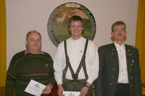 (von links): Theodor Martin sen. und Wolfgang Martin mit der Silbernen Gams; berreicht vom 2. GSM Martin Mayr