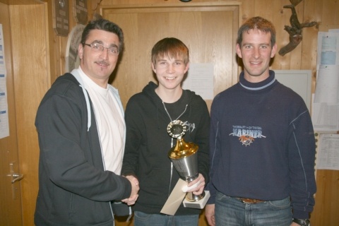 von links: Jugendleiter Peter Schaupp, Jugendpokalgewinner Matthias Mrz und Jugendleiter Christian Martin