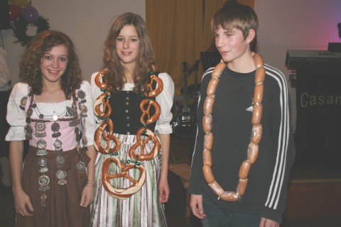 Die Ehrung zum Schtzenknig (von links): Eva Demple, Matthias Mrz und Franziska Kemser