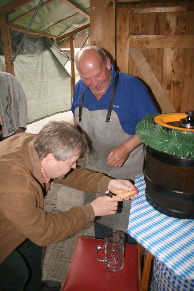 Franz und Otmar in der Vorbereitung zum Anstich