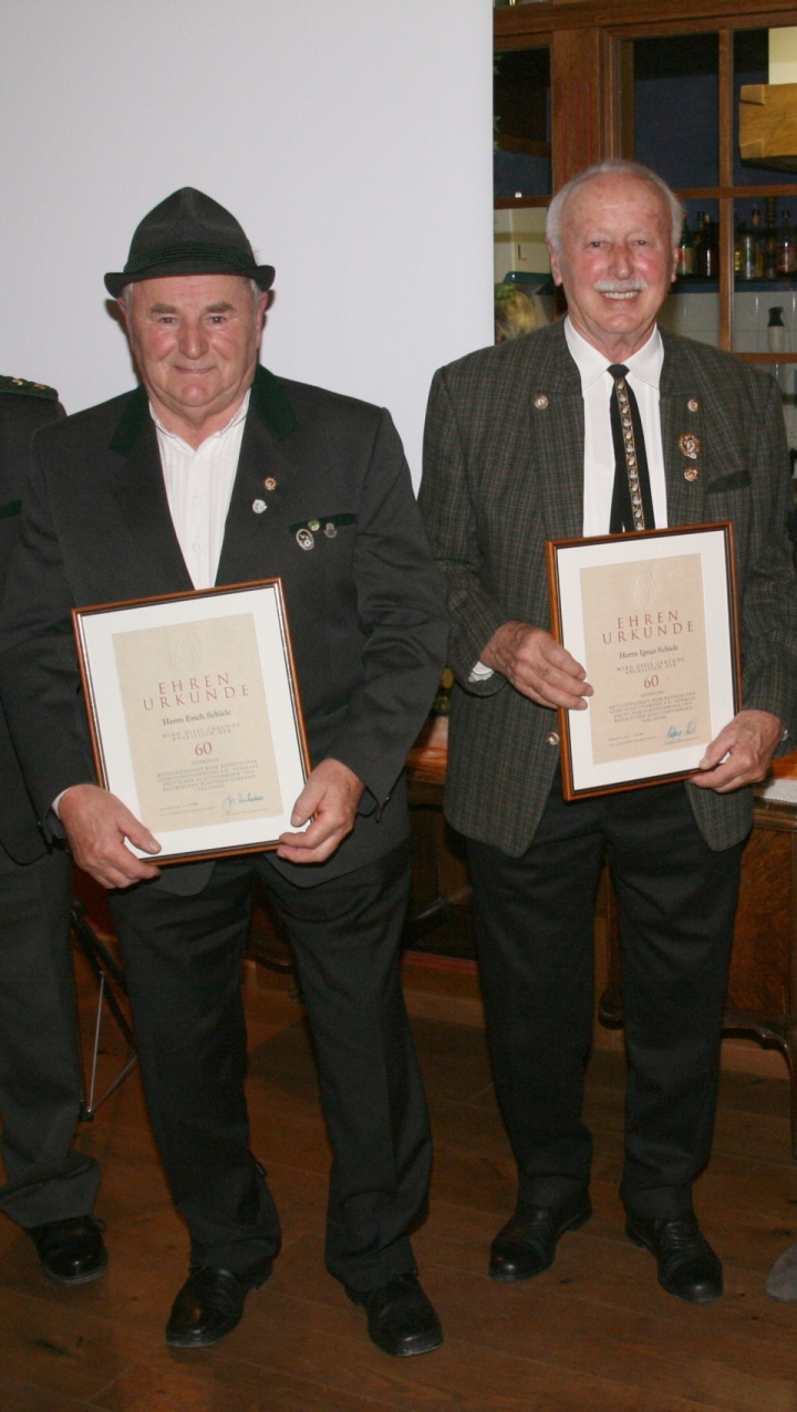 Bildbeschreibung (von links): Ehrung fr 60 Jahre Mitgliedschaft: Erich Schiele und Ignaz Schiele sen. Es fehlen Johann Schrank und Josef Schwab